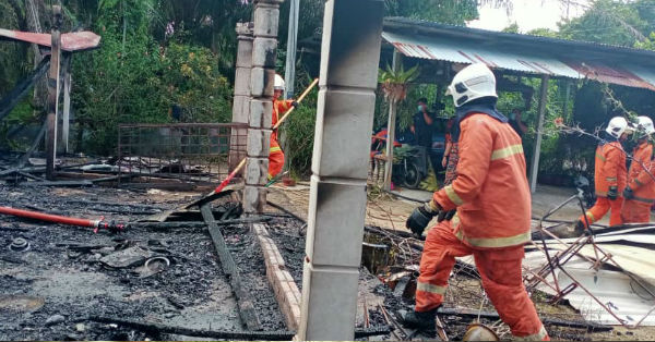 消拯员成功扑灭大火后，进入灾场展开肇因调查。
