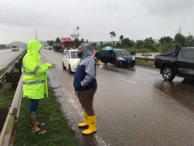 格宾绕道路淹水  车流断