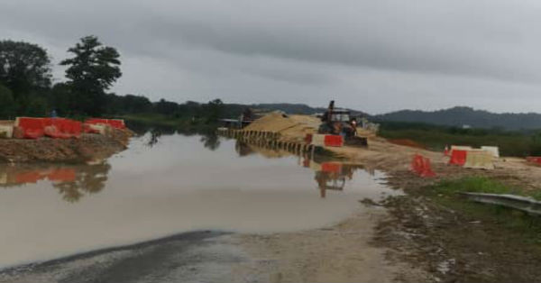 朱盖通往第2东海岸大道的民雅靠近巴西士慕的路段，周六（19日）傍晚又遭上涨积水淹没。