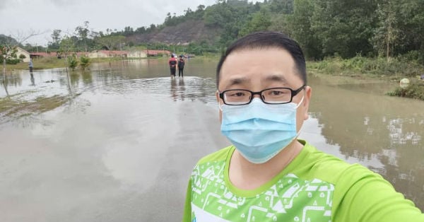 陈光明周六（19日）前往发生水灾甘榜直落卡隆了解灾情。