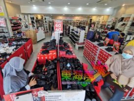 家长忧开学日随时再改   校服校鞋销量 热不起
