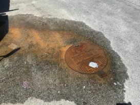 排污水渗出路面2个月  居民促请有关当局维修