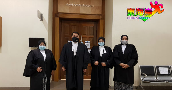 三苏峇克里依布拉欣（左2）周二（22日）率律师团代表彭州政府，在关丹高庭跟进“土地税暴涨司法审核”案。