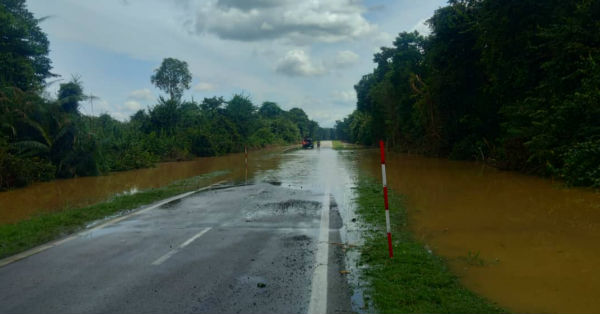 珍尼区的瓜拉猛德加路第24段积水淹没，已禁止轻型车辆通行。