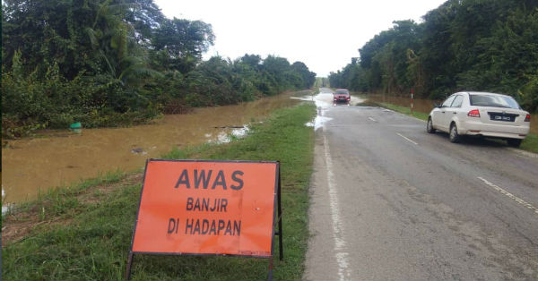 公共工程局已在积水路段置放警示牌，提醒公路使用者。