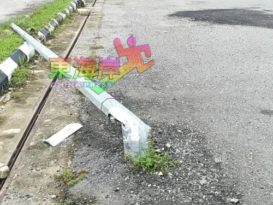 街灯柱被撞折弃    逾月无人理