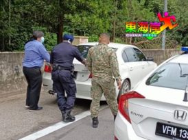 豪华轿车抛锚   军警协助推车