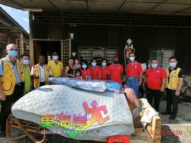 劳勿关怀服务中心送暖 水灾灾黎感受温情满人间