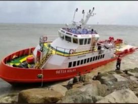 钻油台船只引擎故障  大浪冲击遭撞防浪堤