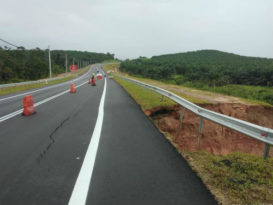 持续豪雨    山水猛急冲蚀     关丹昔加末路2处土崩   禁通車（有视频）