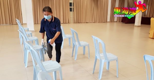 工作人员在每对新人完成注册后，为全场用品、椅子逐一进行消毒。