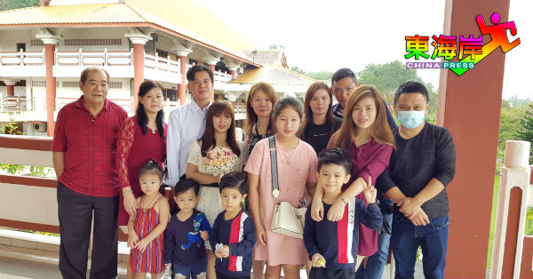 新人李俊威（后排左3）及刘倩圻选择元旦日结连理，不忘与亲友开心合影留念。