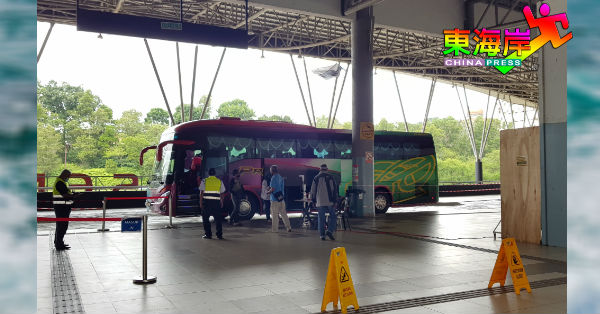 新冠肺炎疫情爆发后，长途巴士公司已中止往返关丹新加坡路线服务。