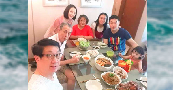 李月群（中）已陆续5年和丈夫张石麟（左2）越堤到新加坡，与儿孙们庆祝农历新年。