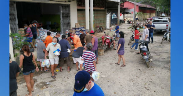 林明灾民纷纷前往赈灾品集中站领取赈灾品。