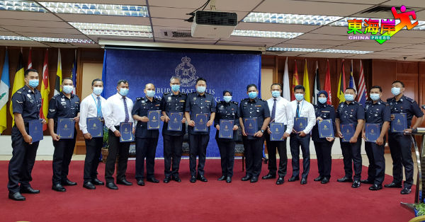 彭亨州警察总部14名各阶警察警员在阿都利达哈助理警监（左7）带领下，获彭州总警长颁发感谢状。