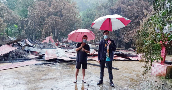 谢东成（右）在蔡青汶陪同下，走访日前遭火劫烧成灰烬的住家原址。