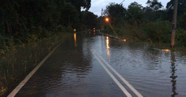 北根巴都峇利路甘榜德迈区，因彭亨河水泛滥淹没道路段。