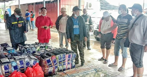 彭州政府陆续将灾黎所的草席棉被分批送到水灾疏散中心应急。