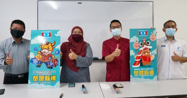 沈春祥（左起）、傅芝雅、李健聪及祖来迪，推介公正党“金牛”辛丑年红包封！