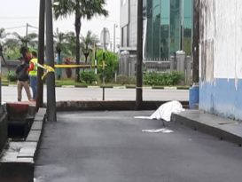 华裔男子臥尸店铺旁     警方到场调查