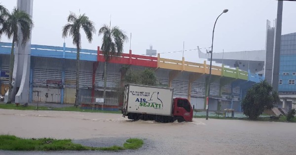 关丹体育馆路段因出现突发水灾，而被封路。