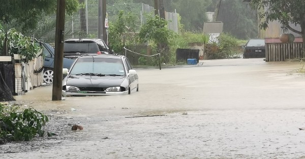 豪雨不断，不少轿车也被迫浸泡水中。