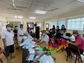 关丹3华团组织筹备口罩     派饭盒活动给灾黎