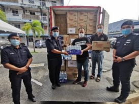 柔佛98集团履行社会责任    捐赠干粮 矿泉水给灾黎