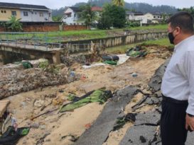 关丹大雅凌河堤    连日下雨 道路下陷