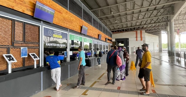 关丹长巴总站购票站，出现人潮，赶在行动管制令实施前抵目的地。