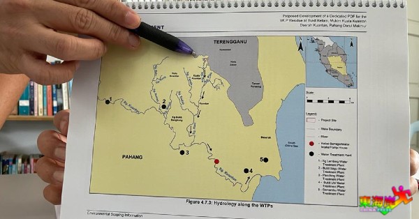 李健聰展示建立永久廢料儲存槽（PDF）的武吉吉膽地圖上一帶的河流。