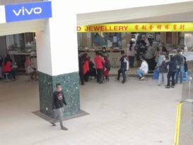公积金户口领款日     民众涌入金店买金保值？