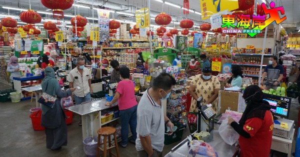 消费者赶于行动管制令重启前夕，采购日常所需干粮蔬果，超市开始出现较多人潮。