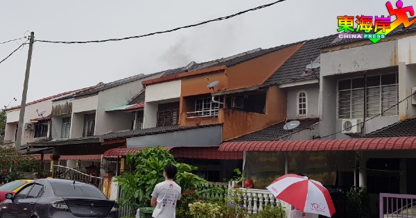 双层排屋二楼后房失火后，不断冒烟，吓坏附近居民。