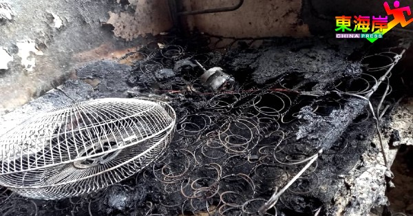床褥、电风扇及充电宝等物件在大火中被烧毁。""