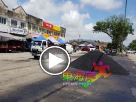 积水阻开档投诉无下文       等近2年   干脆自费铺路！