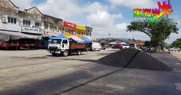 为解决早市小贩长期面对雨后积水问题，甘榜爪哇早市小贩委员会自费8500令吉重铺沥青。