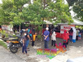 每天免费派送100盒饭      食摊女业者  日行一善