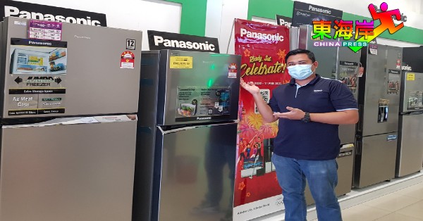 关丹丰国电品分行职员阿德南展示近期较好卖的各款冷箱。