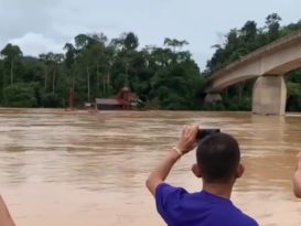 抽沙泵在河中漂流 险撞大桥 惊险万分