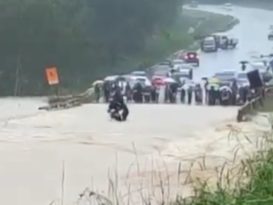 骑士乘客冒险过水路 摩哆遭洪水冲走