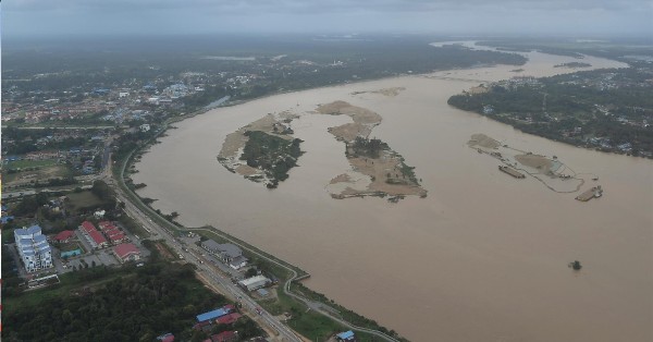 从上空往下展示北根河水位及那示地区的灾区。