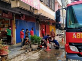 消拯员在叶李路洗街道 助水灾善后工作