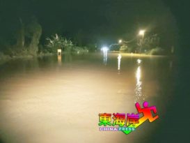 东海岸大道再淹水  加叻关丹路也交通中断