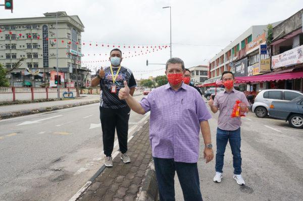 赛夫丁(前)与其团队,巡视阿益布爹区高挂50个灯笼,及迎新春场地。