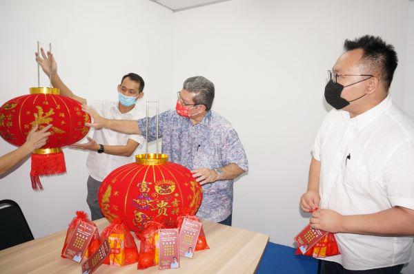 赛夫丁(中)观察灯笼上的吉祥语,左为廖俊祥及梁业海。