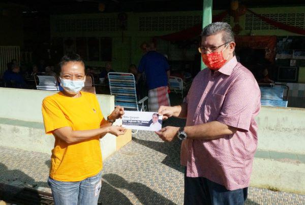 赛夫丁(左2)移交善款给雅姆老人院,由院长李淑慧代领。
