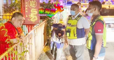 ◤新冠又一年◢文冬警队一哥  除夕夜访新村和神庙