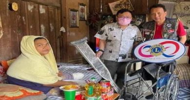 哥市世纪狮子会 捐糖尿病患轮椅拐杖